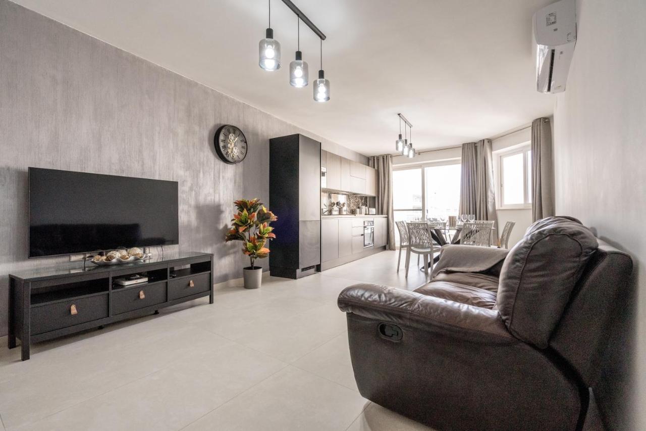 Brand New 3br Close To Amenities Apartment
