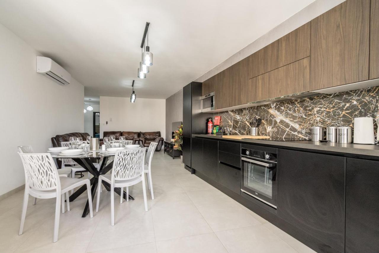 Brand New 3br Close To Amenities Apartment *