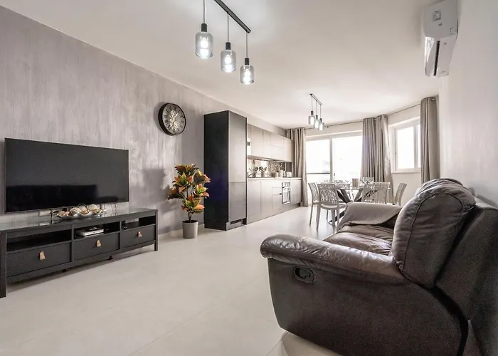 Brand New 3Br Apartment Close To All Amenities